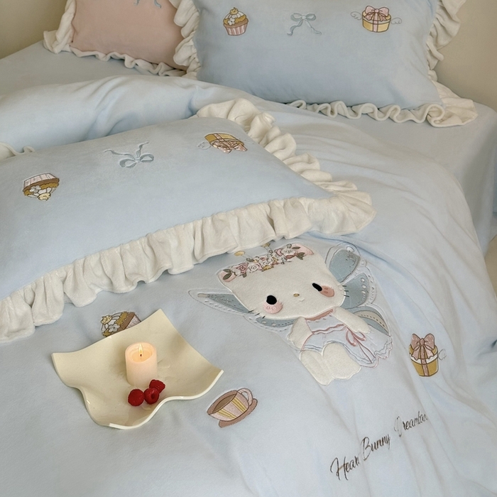 91家纺网 家纺一手货源 找家纺 鹿班家居 2025新款高克重牛奶绒贴布绣系列四件套-可爱暖暖 可爱暖暖-蓝色