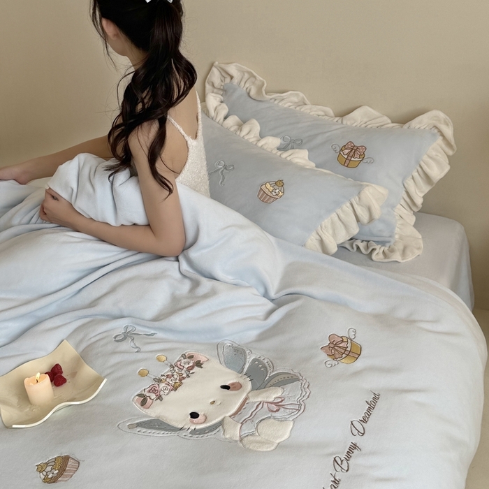 91家纺网 家纺一手货源 找家纺 鹿班家居 2025新款高克重牛奶绒贴布绣系列四件套-可爱暖暖 可爱暖暖-蓝色