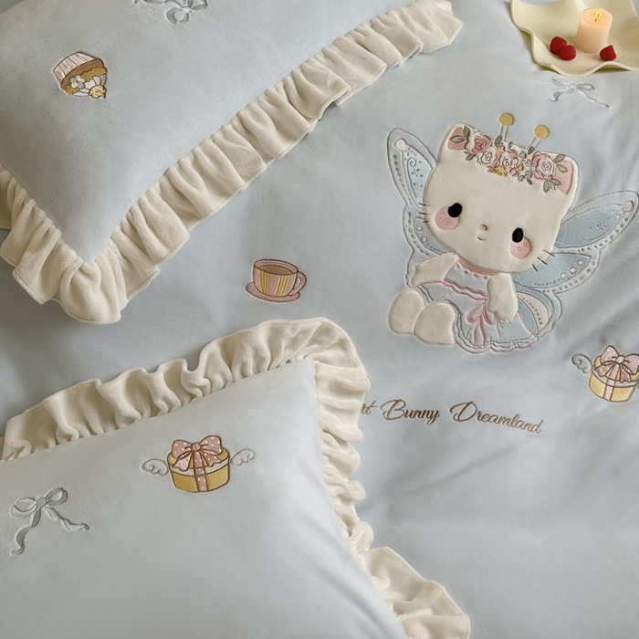 91家纺网 家纺一手货源 找家纺 鹿班家居 2025新款高克重牛奶绒贴布绣系列四件套-可爱暖暖 可爱暖暖-蓝色