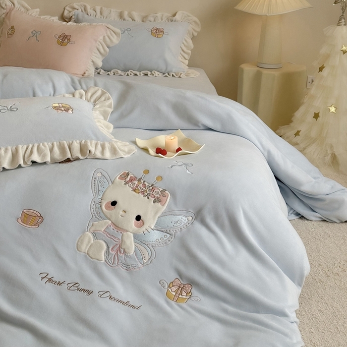 91家纺网 家纺一手货源 找家纺 鹿班家居 2025新款高克重牛奶绒贴布绣系列四件套-可爱暖暖 可爱暖暖-蓝色