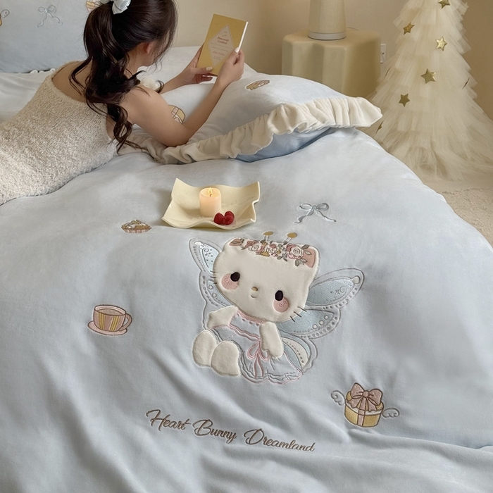 91家纺网 家纺一手货源 找家纺 鹿班家居 2025新款高克重牛奶绒贴布绣系列四件套-可爱暖暖 可爱暖暖-蓝色