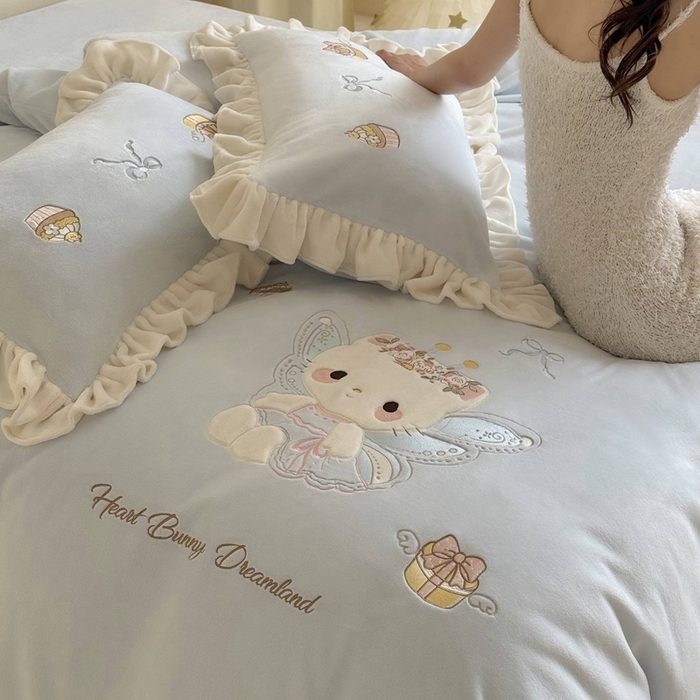 91家纺网 家纺一手货源 找家纺 鹿班家居 2025新款高克重牛奶绒贴布绣系列四件套-可爱暖暖 可爱暖暖-蓝色