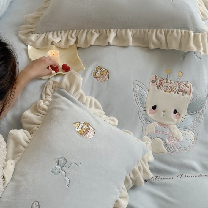 91家纺网 家纺一手货源 找家纺 鹿班家居 2025新款高克重牛奶绒贴布绣系列四件套-可爱暖暖 可爱暖暖-蓝色