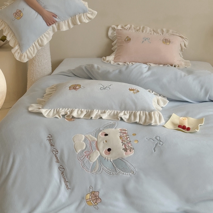 91家纺网 家纺一手货源 找家纺 鹿班家居 2025新款高克重牛奶绒贴布绣系列四件套-可爱暖暖 可爱暖暖-蓝色