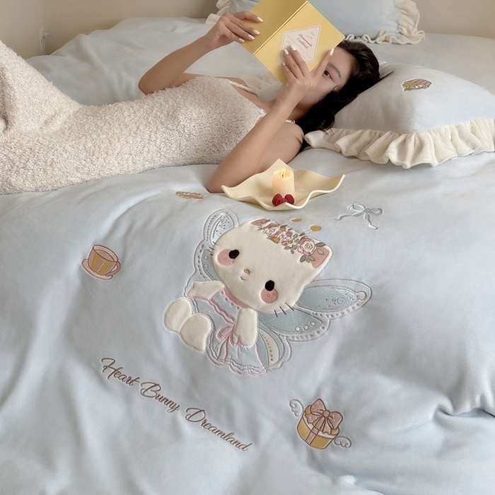 91家纺网 家纺一手货源 找家纺 鹿班家居 2025新款高克重牛奶绒贴布绣系列四件套-可爱暖暖 可爱暖暖-蓝色