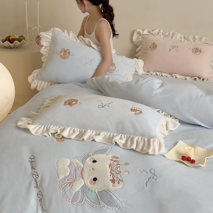 91家纺网 家纺一手货源 找家纺 鹿班家居 2025新款高克重牛奶绒贴布绣系列四件套-可爱暖暖 可爱暖暖-蓝色