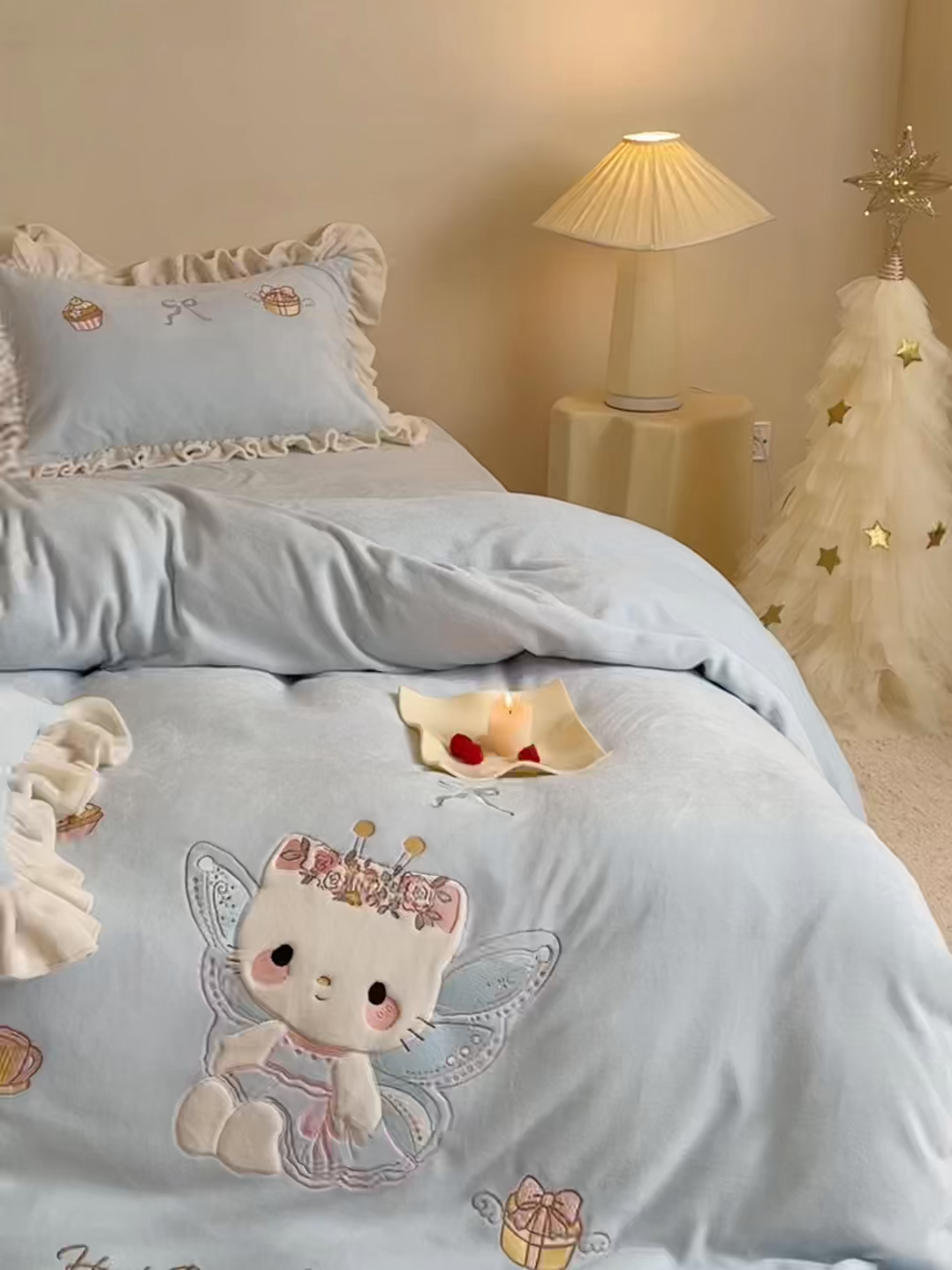 91家纺网 家纺一手货源 找家纺 鹿班家居 2025新款高克重牛奶绒贴布绣系列四件套-可爱暖暖 可爱暖暖-蓝色