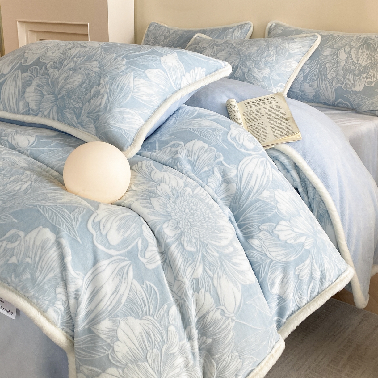 91家纺网 家纺一手货源 找家纺 （总）绘萱家居 2025新款爆款高密消光包边雕花牛奶绒四件套立体5D,牡丹花开-蓝,牡丹花开-豆沙,牡丹花开-咖,牡丹花开-绿,山间花丛-绿,圣彼得-灰,圣彼得-咖,圣彼得-紫