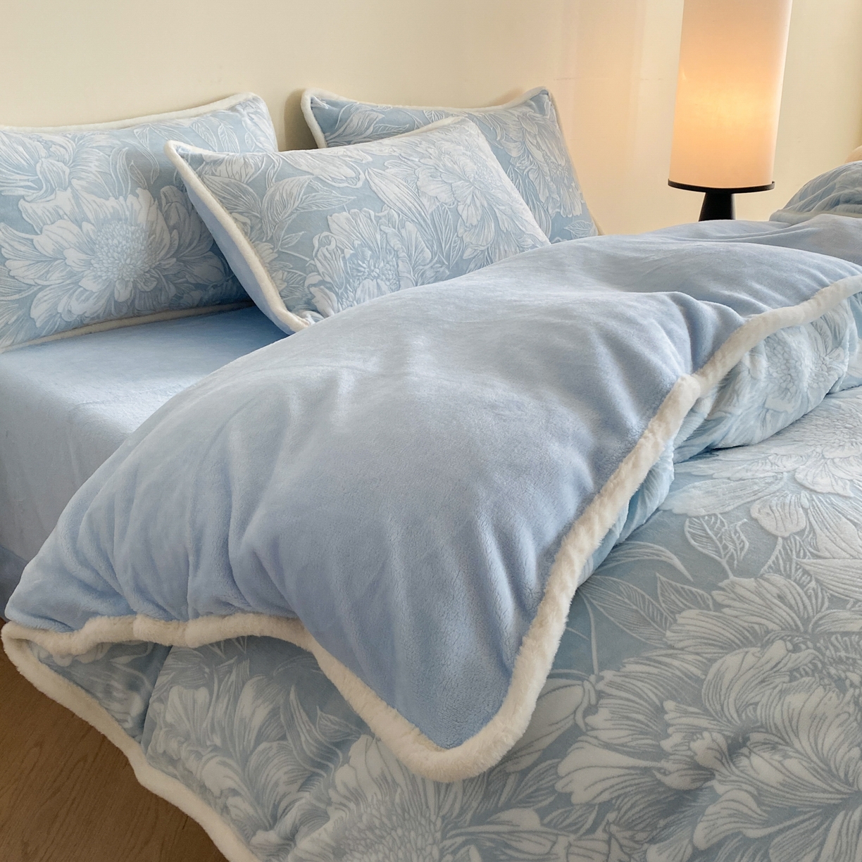 91家纺网 家纺一手货源 找家纺 （总）绘萱家居 2025新款爆款高密消光包边雕花牛奶绒四件套立体5D