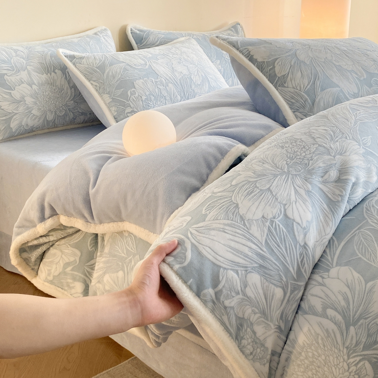 91家纺网 家纺一手货源 找家纺 （总）绘萱家居 2025新款爆款高密消光包边雕花牛奶绒四件套立体5D