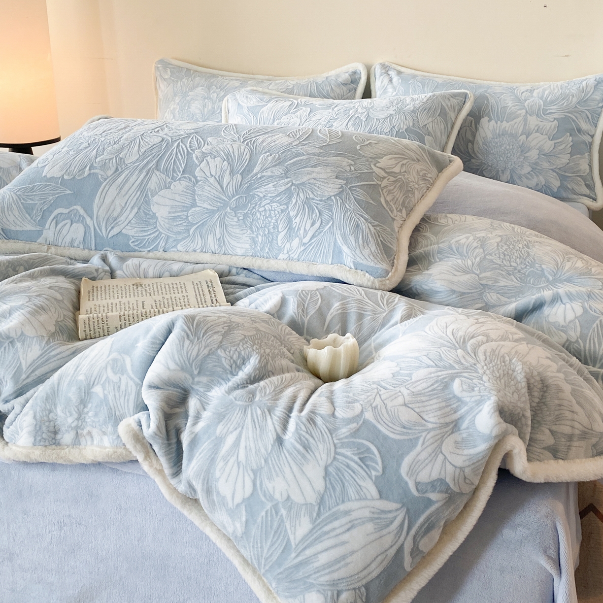 91家纺网 家纺一手货源 找家纺 （总）绘萱家居 2025新款爆款高密消光包边雕花牛奶绒四件套立体5D