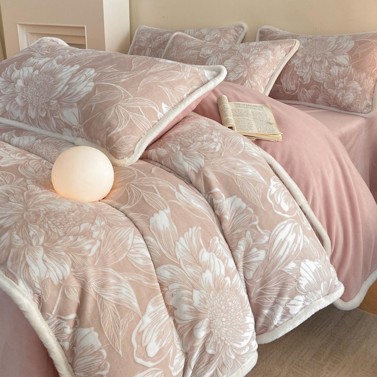 91家纺网 家纺一手货源 找家纺 （总）绘萱家居 2025新款爆款高密消光包边雕花牛奶绒四件套立体5D