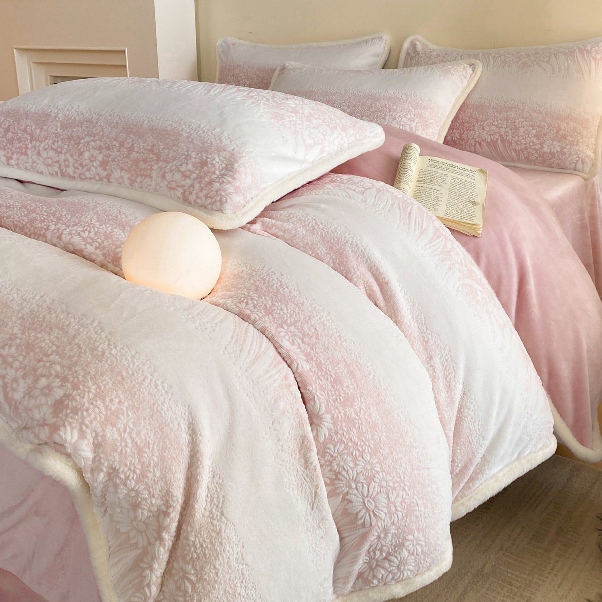 91家纺网 家纺一手货源 找家纺 （总）绘萱家居 2025新款爆款高密消光包边雕花牛奶绒四件套立体5D