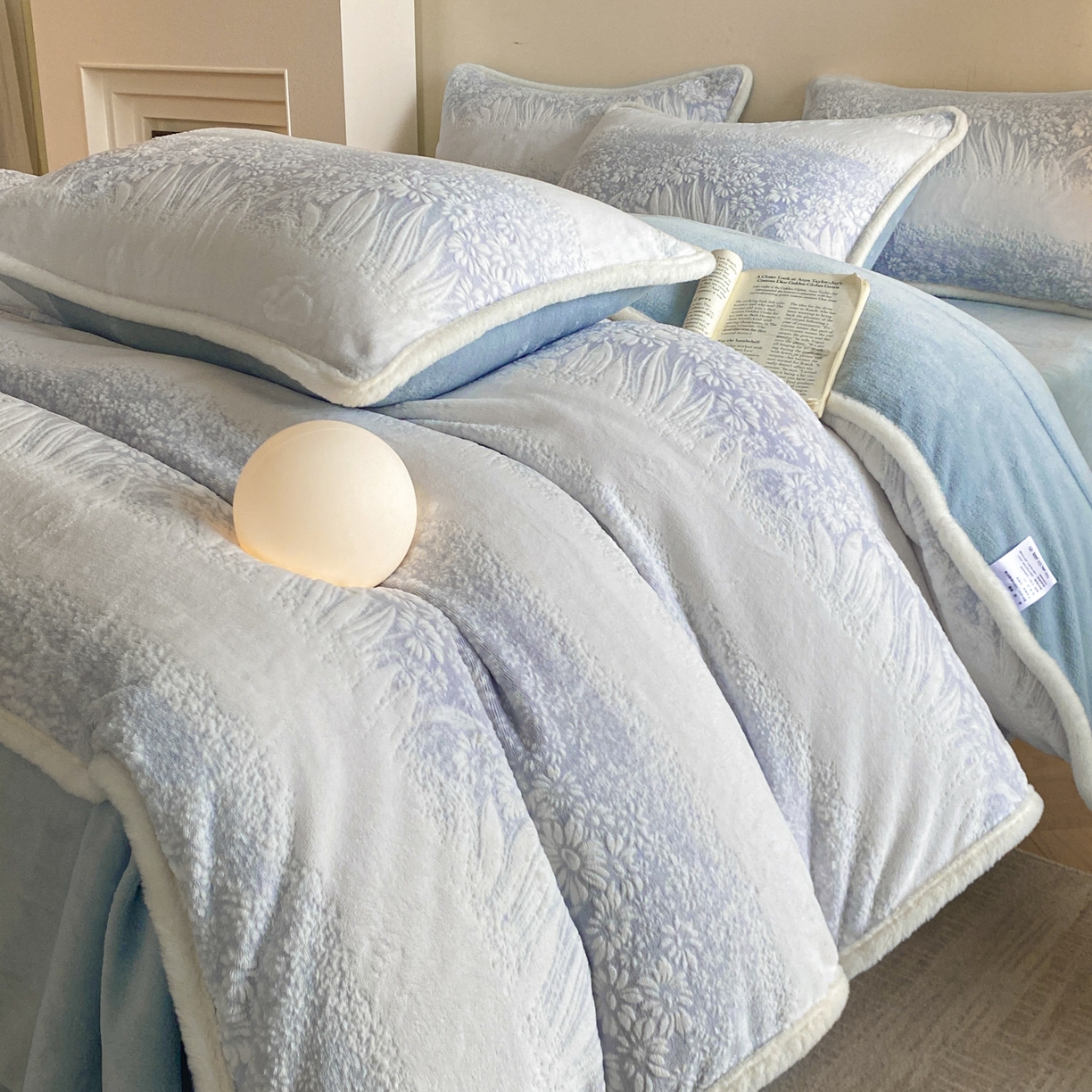 91家纺网 家纺一手货源 找家纺 （总）绘萱家居 2025新款爆款高密消光包边雕花牛奶绒四件套立体5D