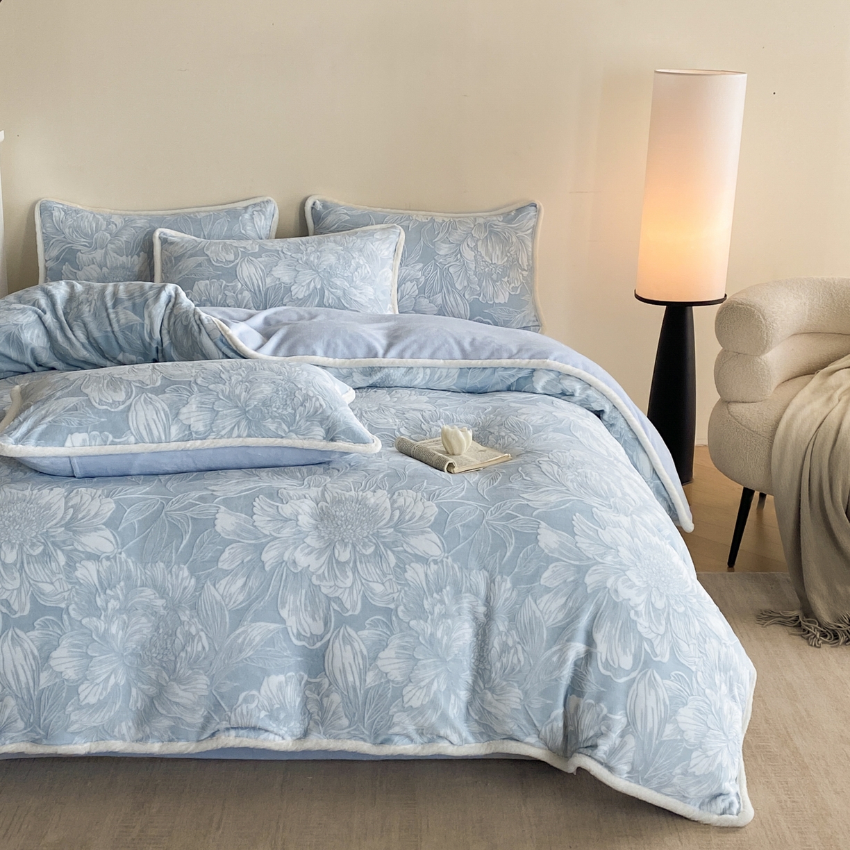 91家纺网 家纺一手货源 找家纺 绘萱家居 2025新款爆款高密消光包边雕花牛奶绒四件套立体5D 牡丹花开-蓝