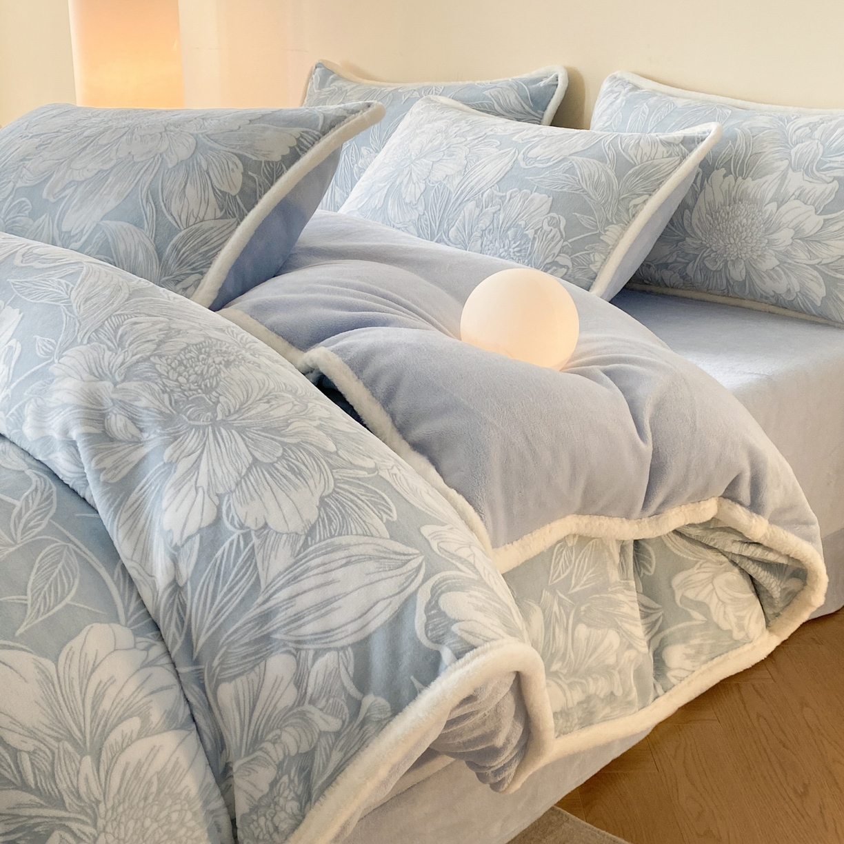 91家纺网 家纺一手货源 找家纺 绘萱家居 2025新款爆款高密消光包边雕花牛奶绒四件套立体5D 牡丹花开-蓝