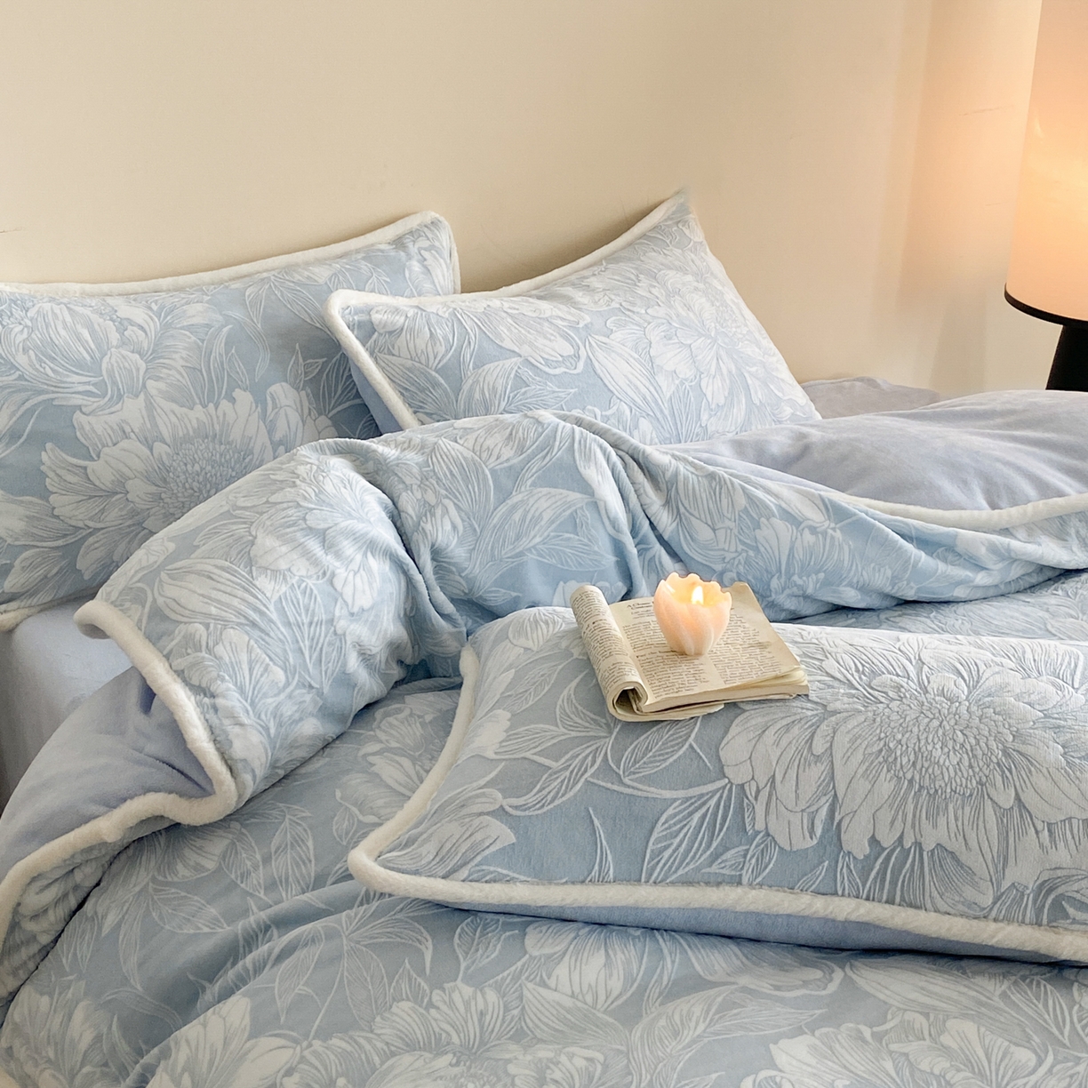 91家纺网 家纺一手货源 找家纺 绘萱家居 2025新款爆款高密消光包边雕花牛奶绒四件套立体5D 牡丹花开-蓝