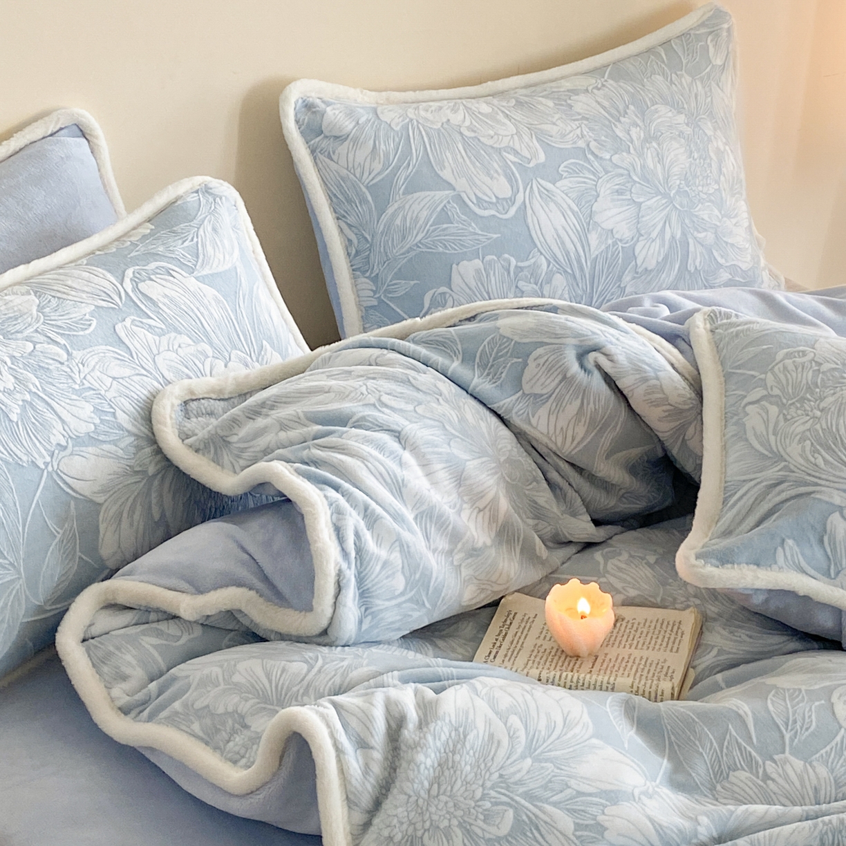 91家纺网 家纺一手货源 找家纺 绘萱家居 2025新款爆款高密消光包边雕花牛奶绒四件套立体5D 牡丹花开-蓝