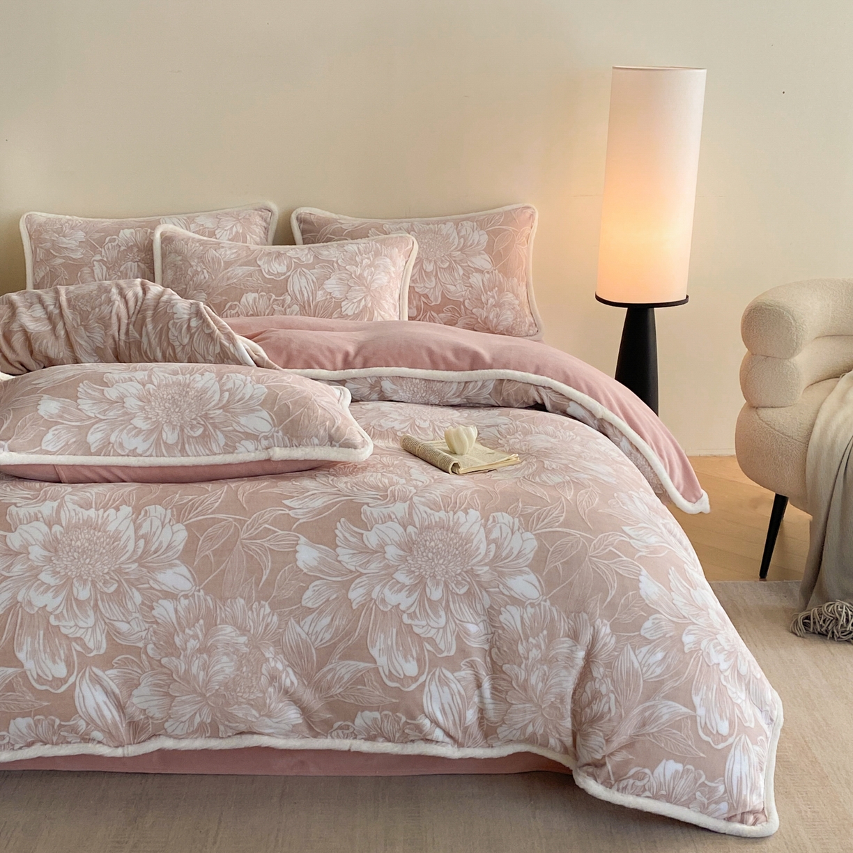 91家纺网 家纺一手货源 找家纺 绘萱家居 2025新款爆款高密消光包边雕花牛奶绒四件套立体5D 牡丹花开-豆沙