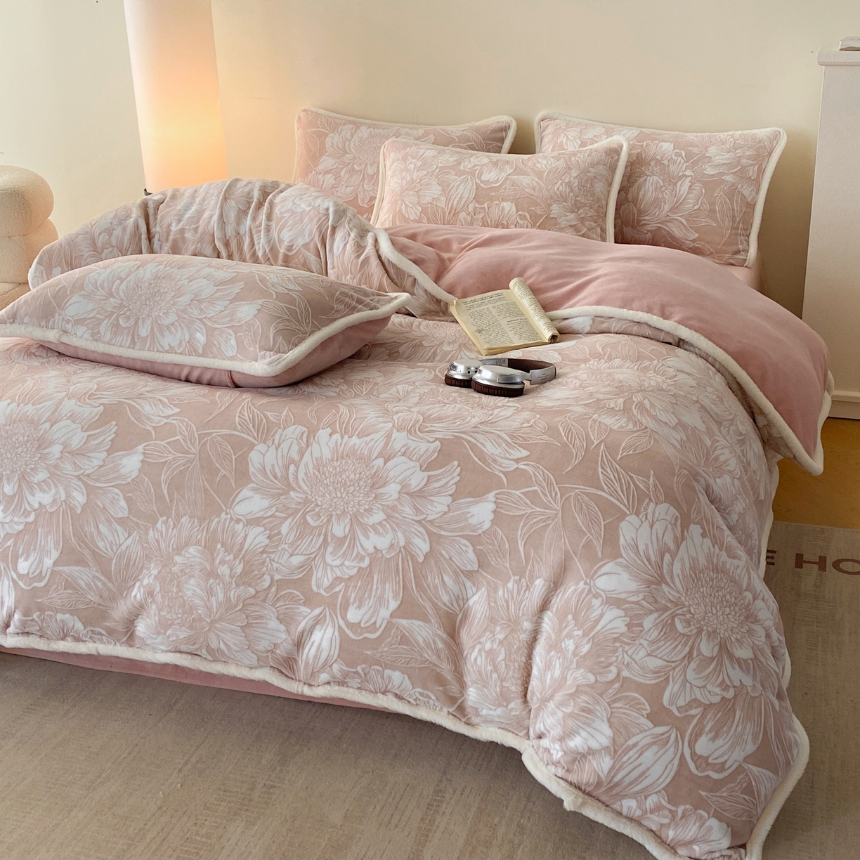 91家纺网 家纺一手货源 找家纺 绘萱家居 2025新款爆款高密消光包边雕花牛奶绒四件套立体5D 牡丹花开-豆沙