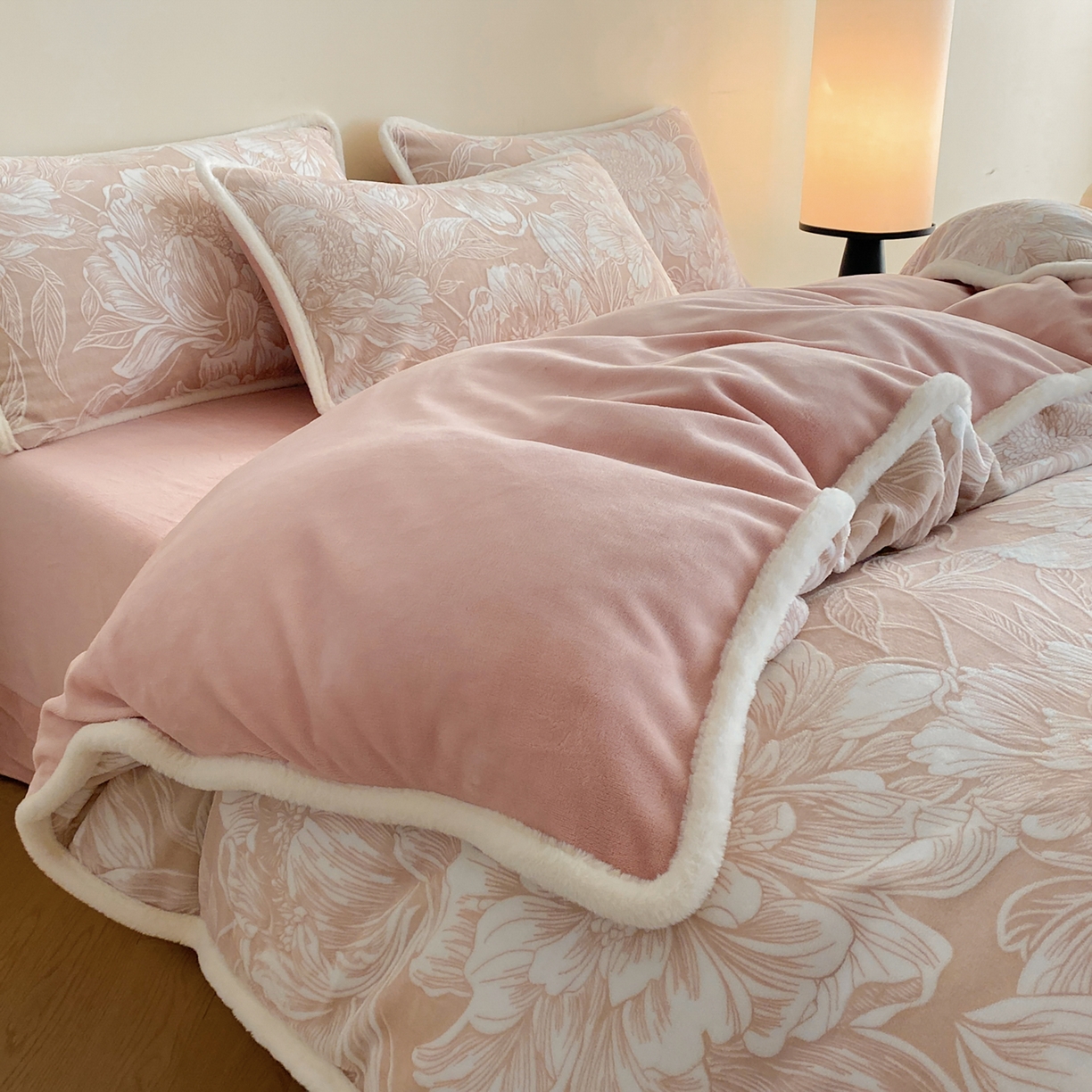 91家纺网 家纺一手货源 找家纺 绘萱家居 2025新款爆款高密消光包边雕花牛奶绒四件套立体5D 牡丹花开-豆沙