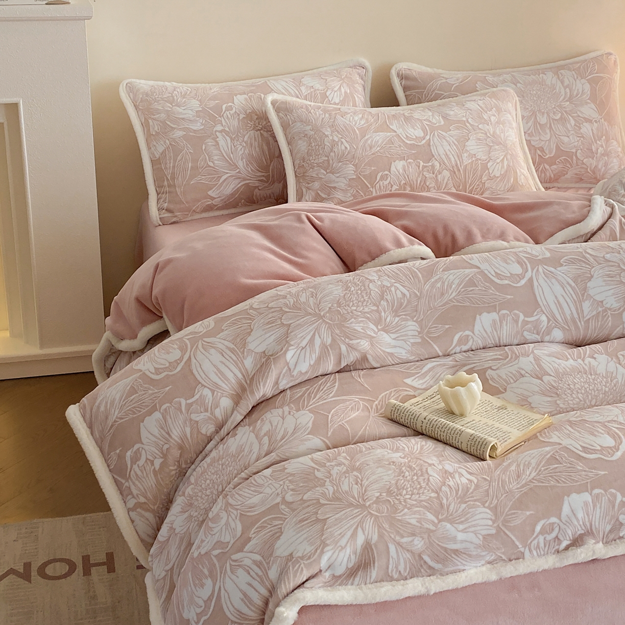 91家纺网 家纺一手货源 找家纺 绘萱家居 2025新款爆款高密消光包边雕花牛奶绒四件套立体5D 牡丹花开-豆沙