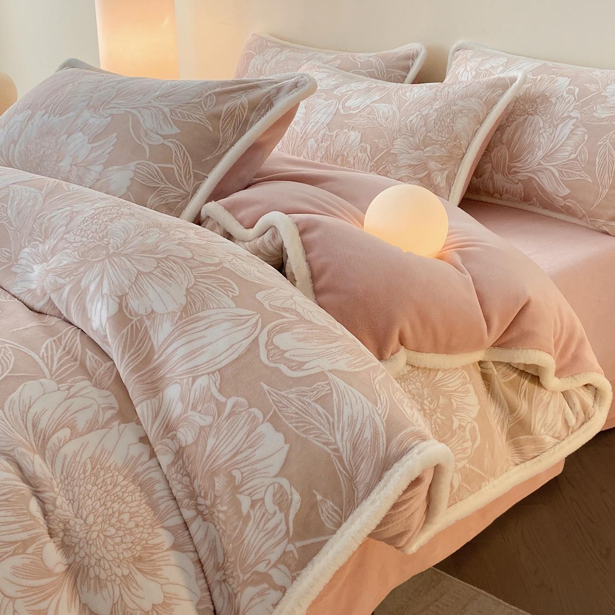 91家纺网 家纺一手货源 找家纺 绘萱家居 2025新款爆款高密消光包边雕花牛奶绒四件套立体5D 牡丹花开-豆沙