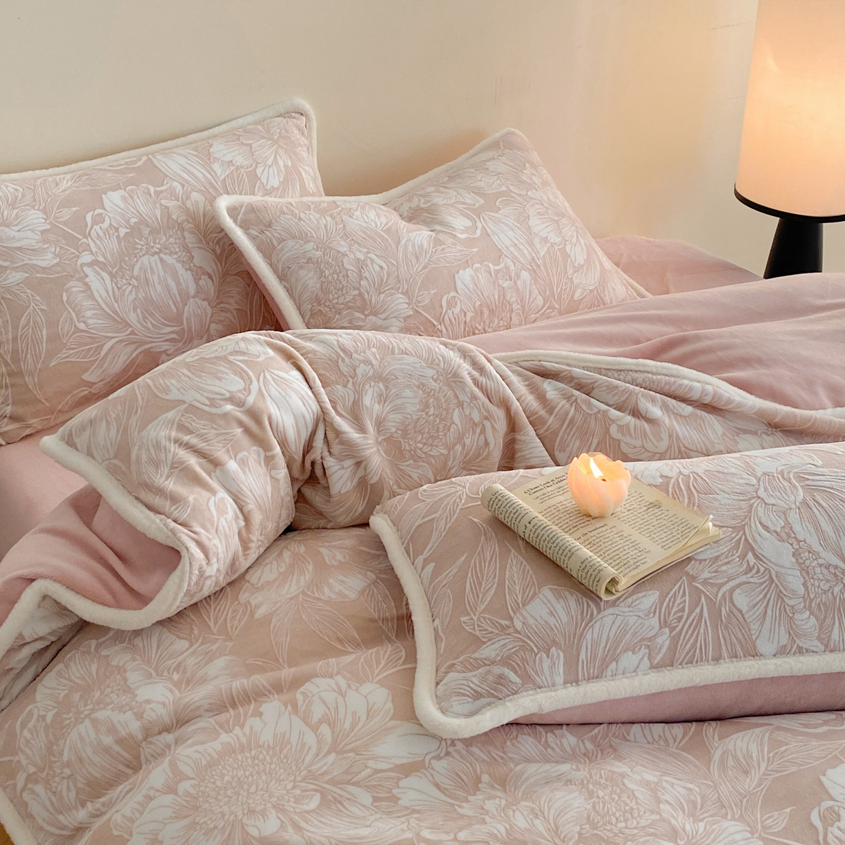 91家纺网 家纺一手货源 找家纺 绘萱家居 2025新款爆款高密消光包边雕花牛奶绒四件套立体5D 牡丹花开-豆沙