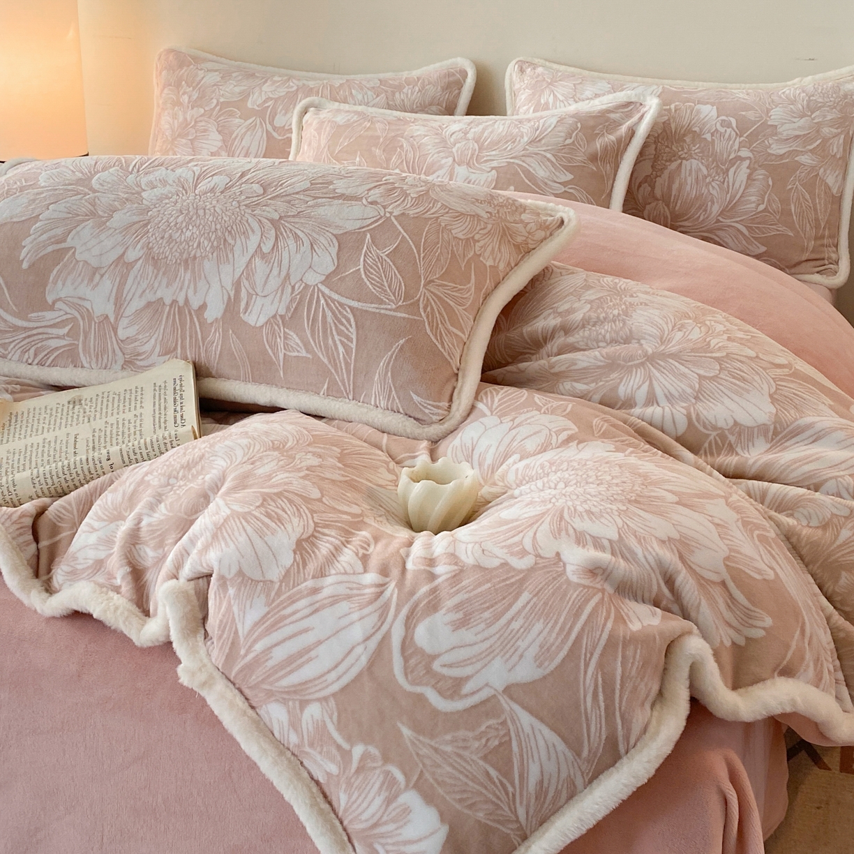 91家纺网 家纺一手货源 找家纺 绘萱家居 2025新款爆款高密消光包边雕花牛奶绒四件套立体5D 牡丹花开-豆沙