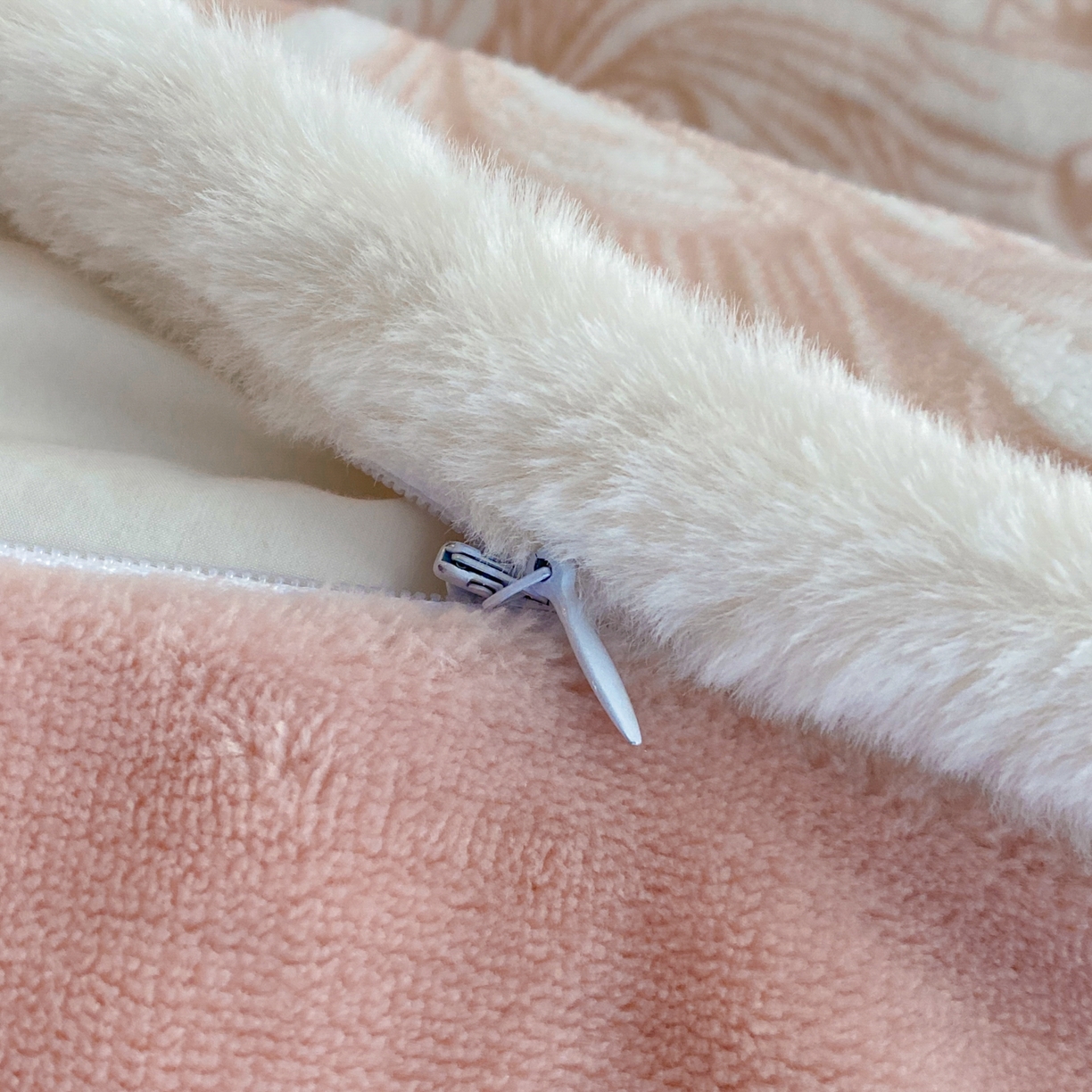 91家纺网 家纺一手货源 找家纺 绘萱家居 2025新款爆款高密消光包边雕花牛奶绒四件套立体5D 牡丹花开-豆沙