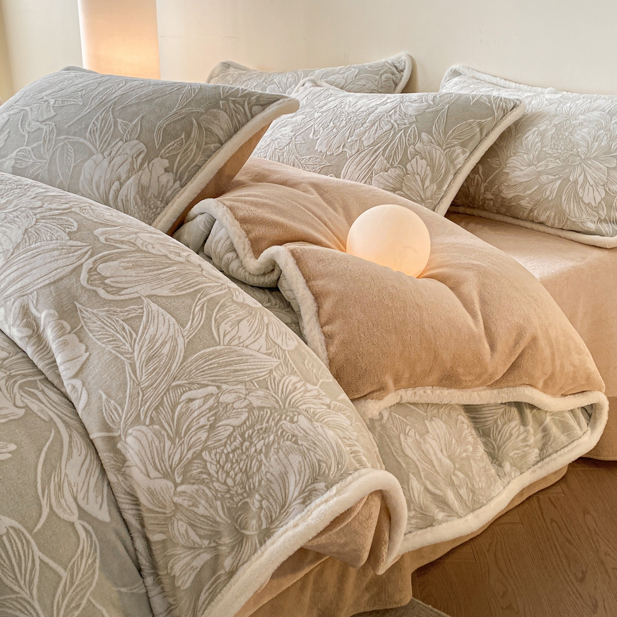 91家纺网 家纺一手货源 找家纺 绘萱家居 2025新款爆款高密消光包边雕花牛奶绒四件套立体5D 牡丹花开-咖