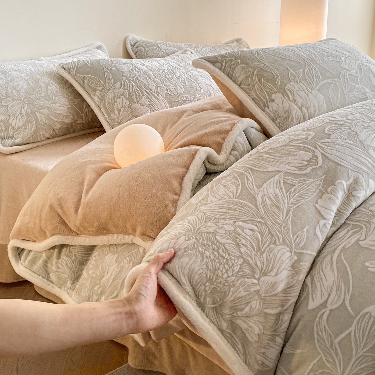 91家纺网 家纺一手货源 找家纺 绘萱家居 2025新款爆款高密消光包边雕花牛奶绒四件套立体5D 牡丹花开-咖