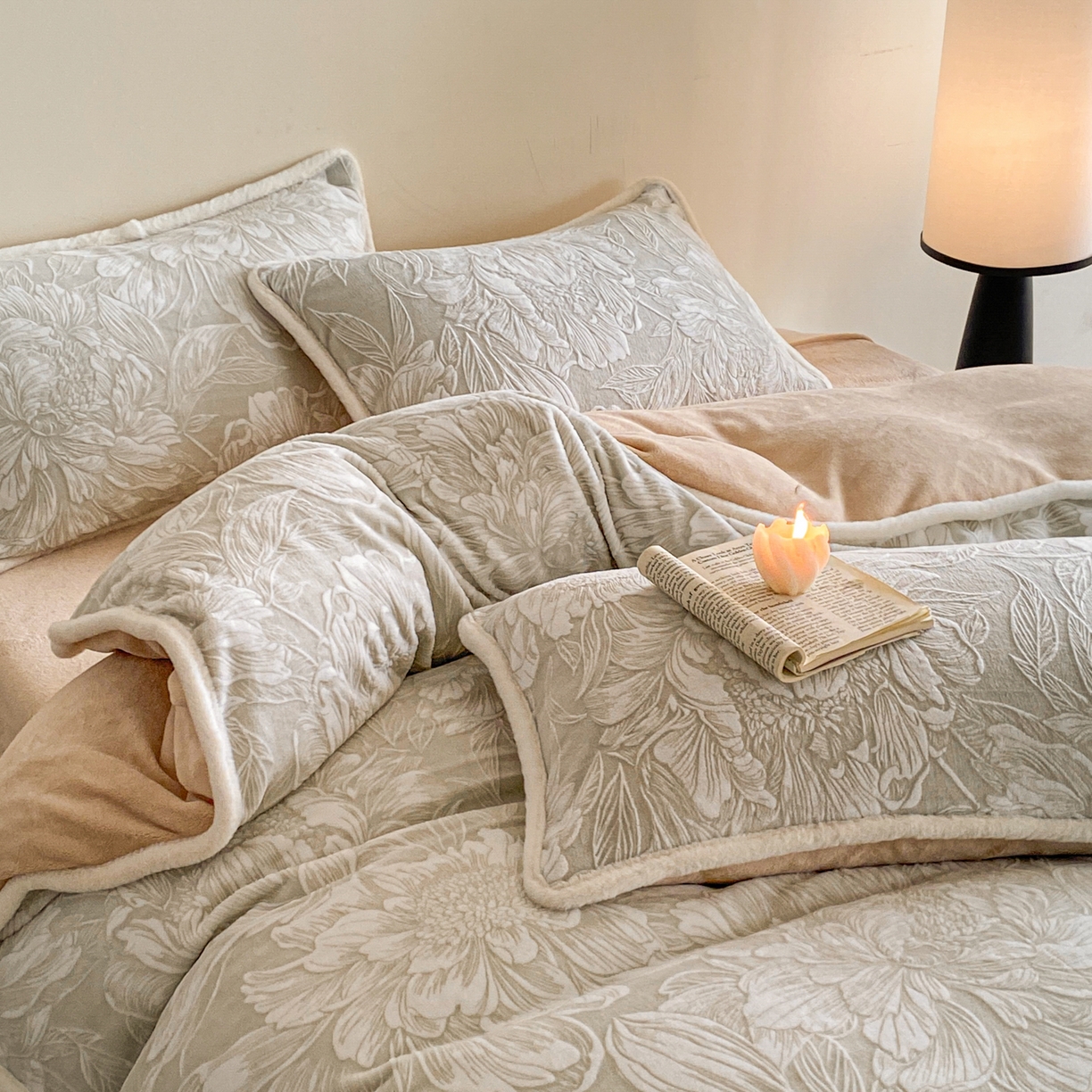 91家纺网 家纺一手货源 找家纺 绘萱家居 2025新款爆款高密消光包边雕花牛奶绒四件套立体5D 牡丹花开-咖