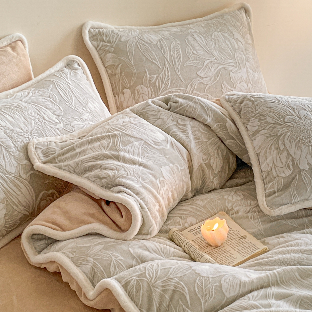 91家纺网 家纺一手货源 找家纺 绘萱家居 2025新款爆款高密消光包边雕花牛奶绒四件套立体5D 牡丹花开-咖