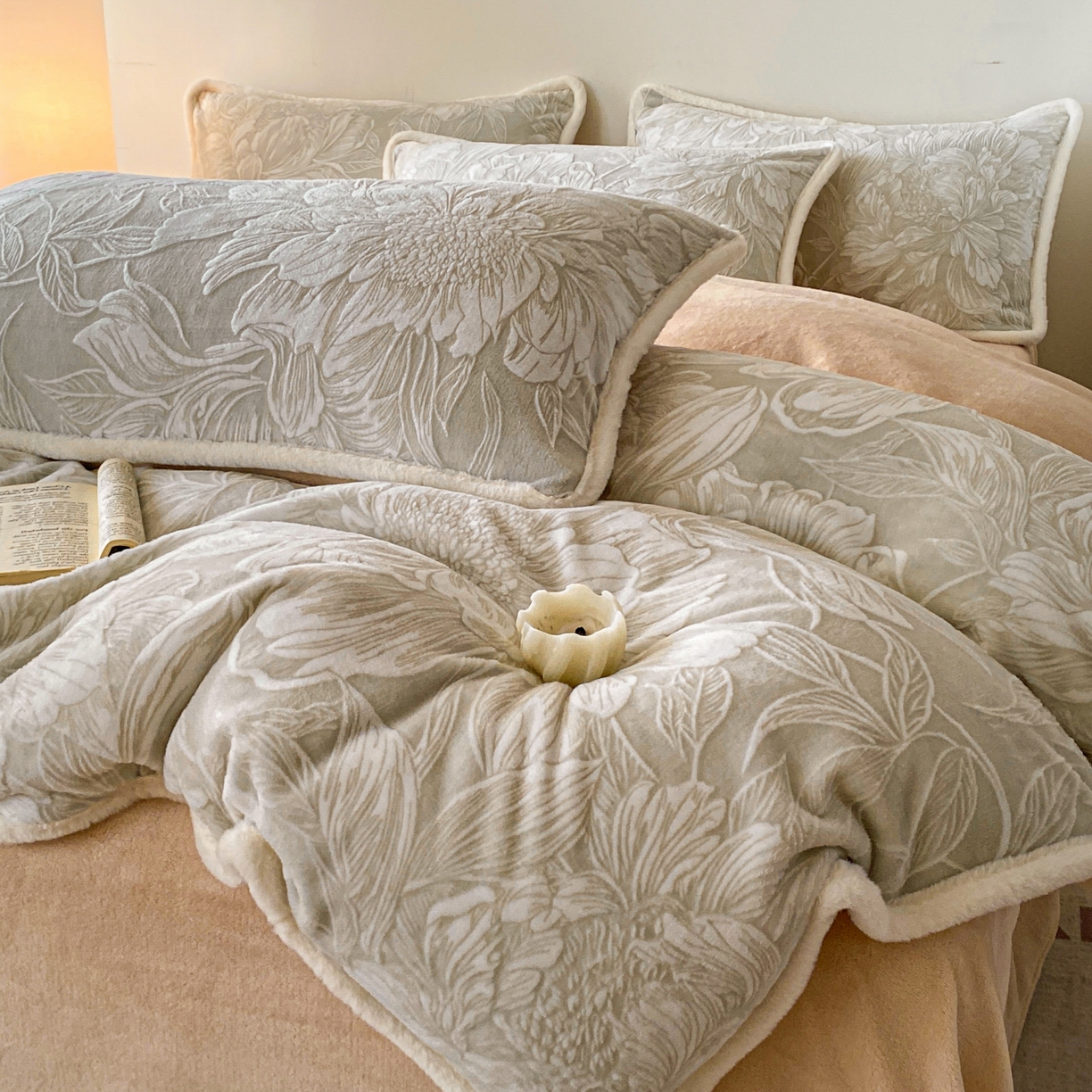 91家纺网 家纺一手货源 找家纺 绘萱家居 2025新款爆款高密消光包边雕花牛奶绒四件套立体5D 牡丹花开-咖