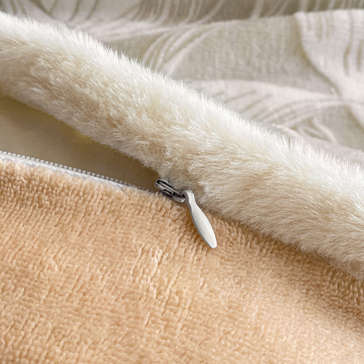 91家纺网 家纺一手货源 找家纺 绘萱家居 2025新款爆款高密消光包边雕花牛奶绒四件套立体5D 牡丹花开-咖