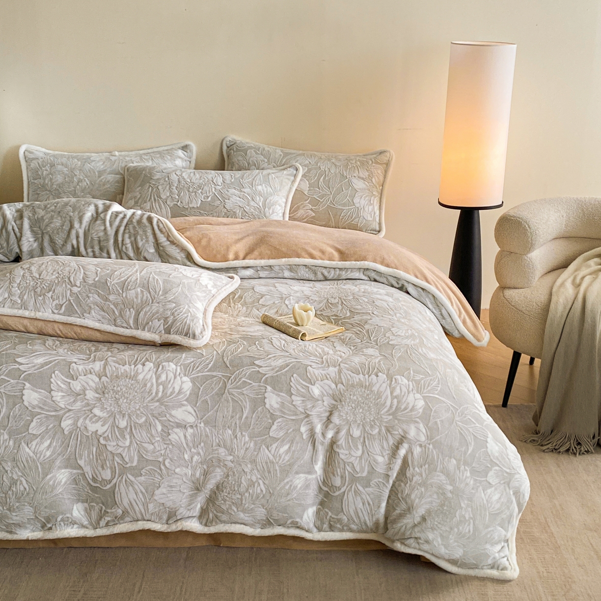 91家纺网 家纺一手货源 找家纺 绘萱家居 2025新款爆款高密消光包边雕花牛奶绒四件套立体5D 牡丹花开-咖