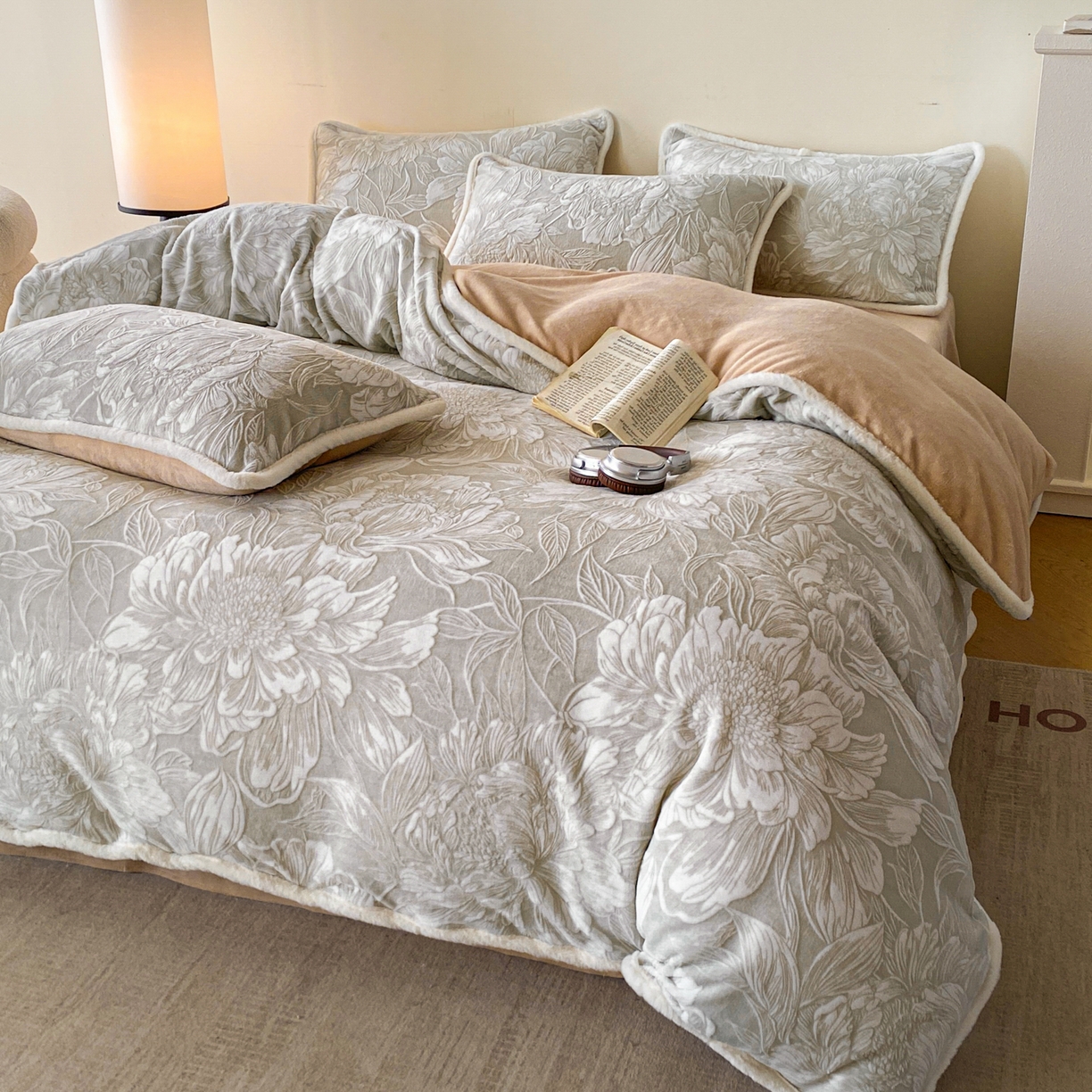 91家纺网 家纺一手货源 找家纺 绘萱家居 2025新款爆款高密消光包边雕花牛奶绒四件套立体5D 牡丹花开-咖