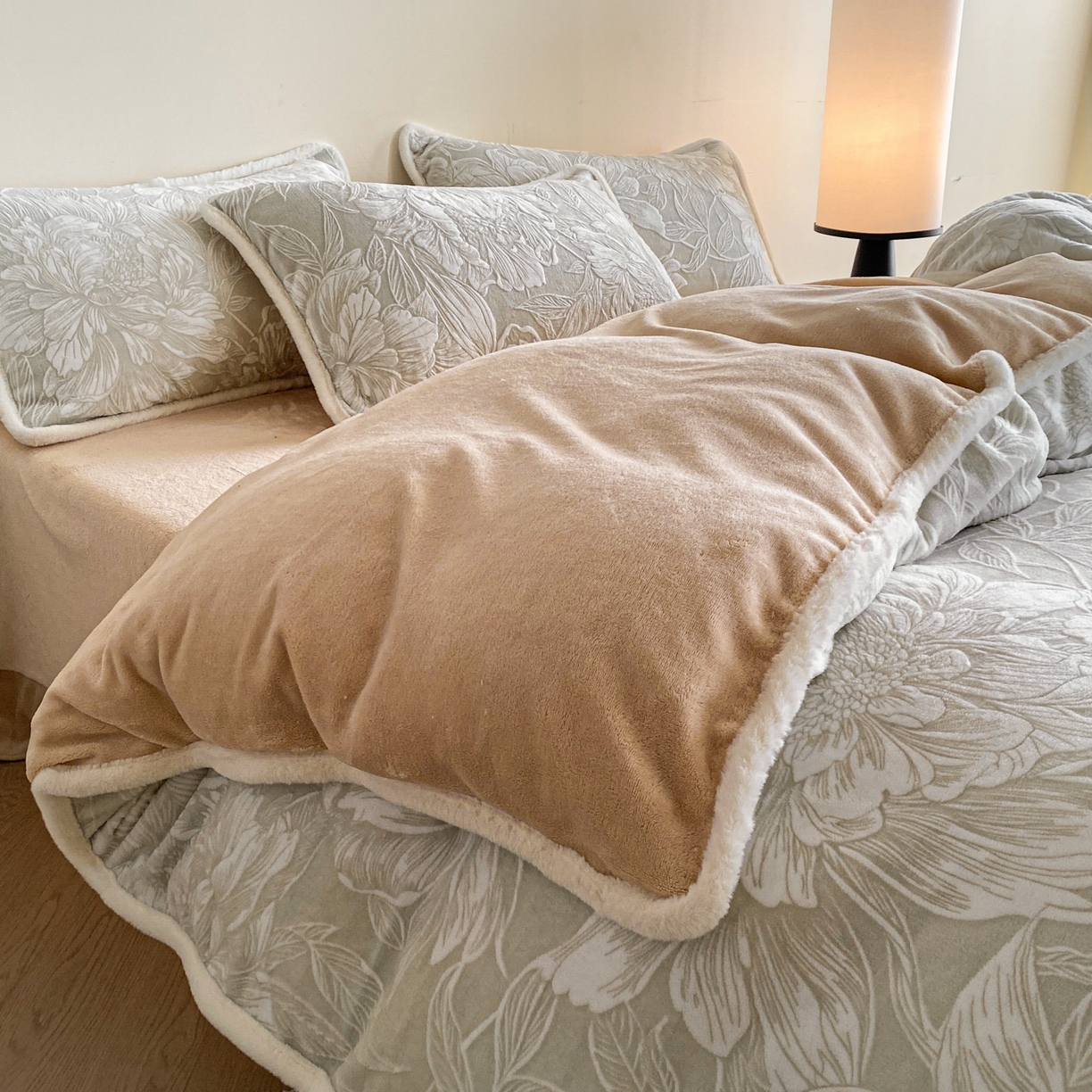 91家纺网 家纺一手货源 找家纺 绘萱家居 2025新款爆款高密消光包边雕花牛奶绒四件套立体5D 牡丹花开-咖