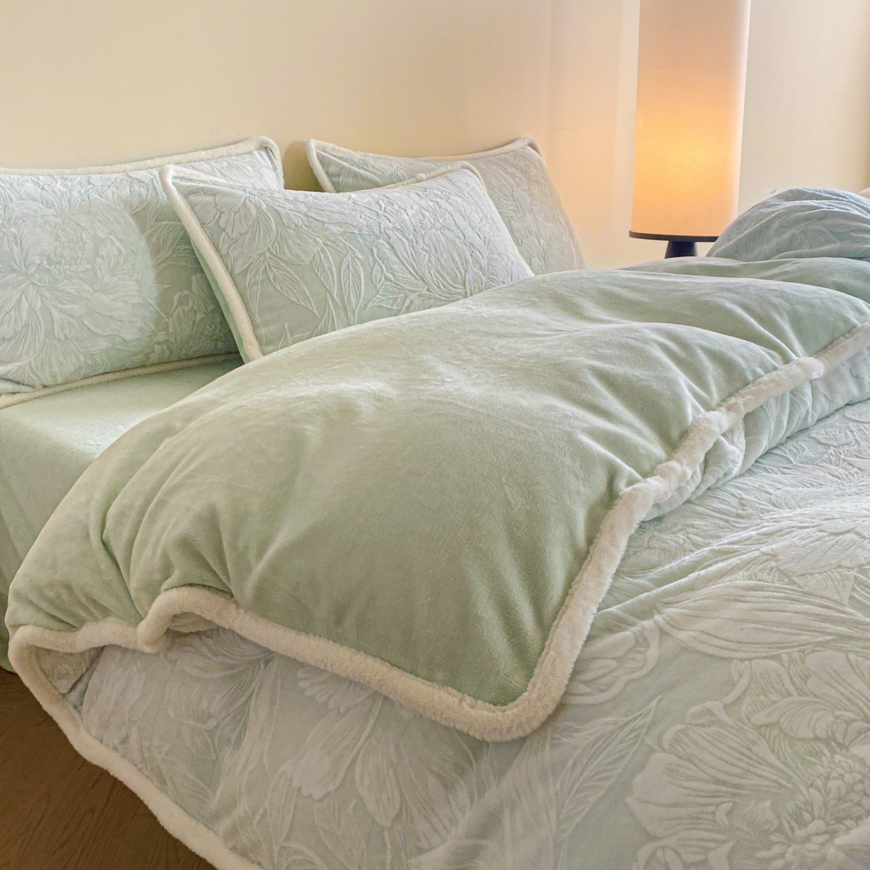 91家纺网 家纺一手货源 找家纺 绘萱家居 2025新款爆款高密消光包边雕花牛奶绒四件套立体5D 牡丹花开-绿