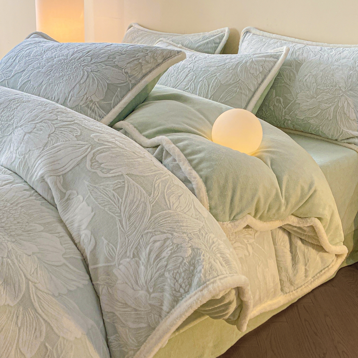 91家纺网 家纺一手货源 找家纺 绘萱家居 2025新款爆款高密消光包边雕花牛奶绒四件套立体5D 牡丹花开-绿