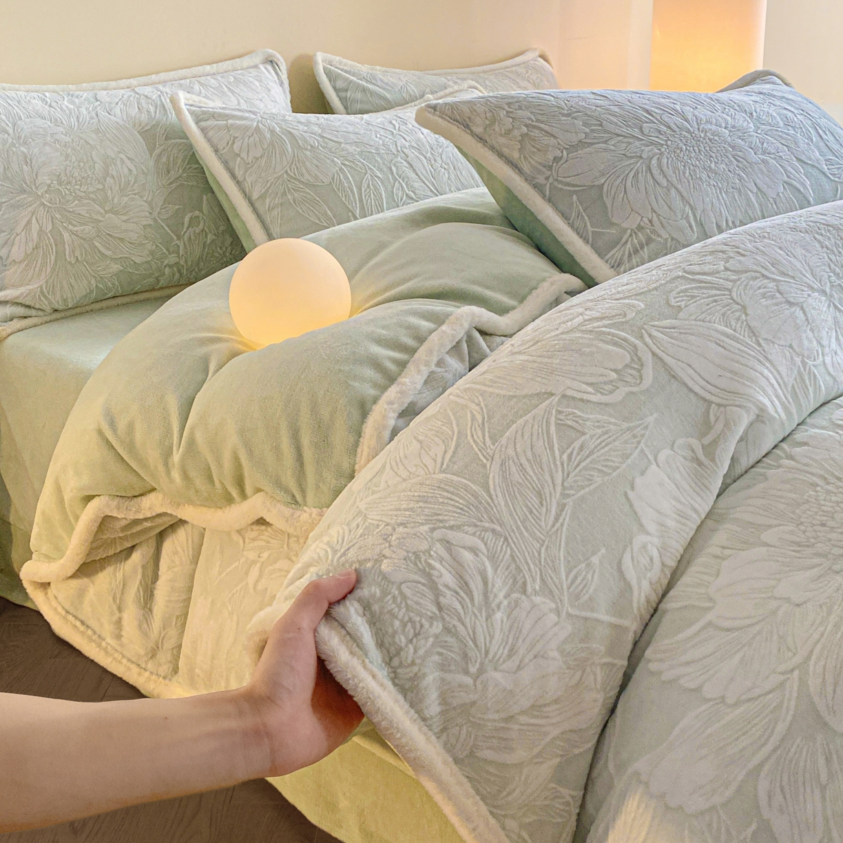 91家纺网 家纺一手货源 找家纺 绘萱家居 2025新款爆款高密消光包边雕花牛奶绒四件套立体5D 牡丹花开-绿