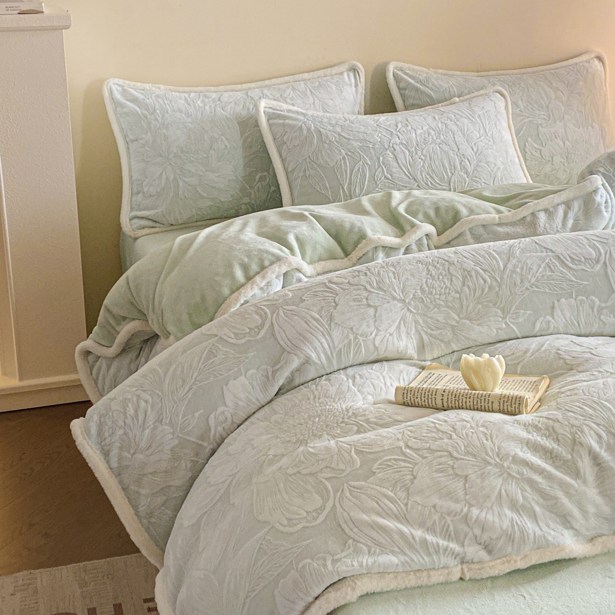 91家纺网 家纺一手货源 找家纺 绘萱家居 2025新款爆款高密消光包边雕花牛奶绒四件套立体5D 牡丹花开-绿