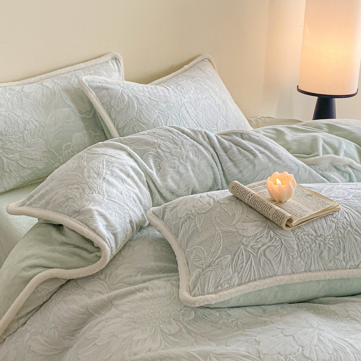 91家纺网 家纺一手货源 找家纺 绘萱家居 2025新款爆款高密消光包边雕花牛奶绒四件套立体5D 牡丹花开-绿