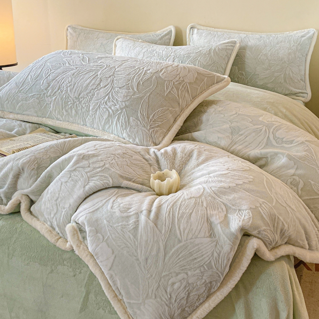 91家纺网 家纺一手货源 找家纺 绘萱家居 2025新款爆款高密消光包边雕花牛奶绒四件套立体5D 牡丹花开-绿