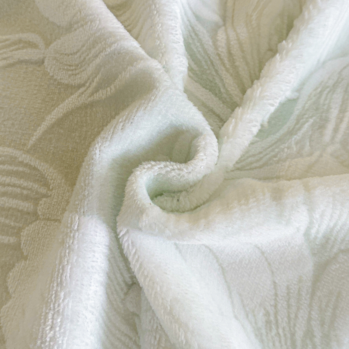 91家纺网 家纺一手货源 找家纺 绘萱家居 2025新款爆款高密消光包边雕花牛奶绒四件套立体5D 牡丹花开-绿