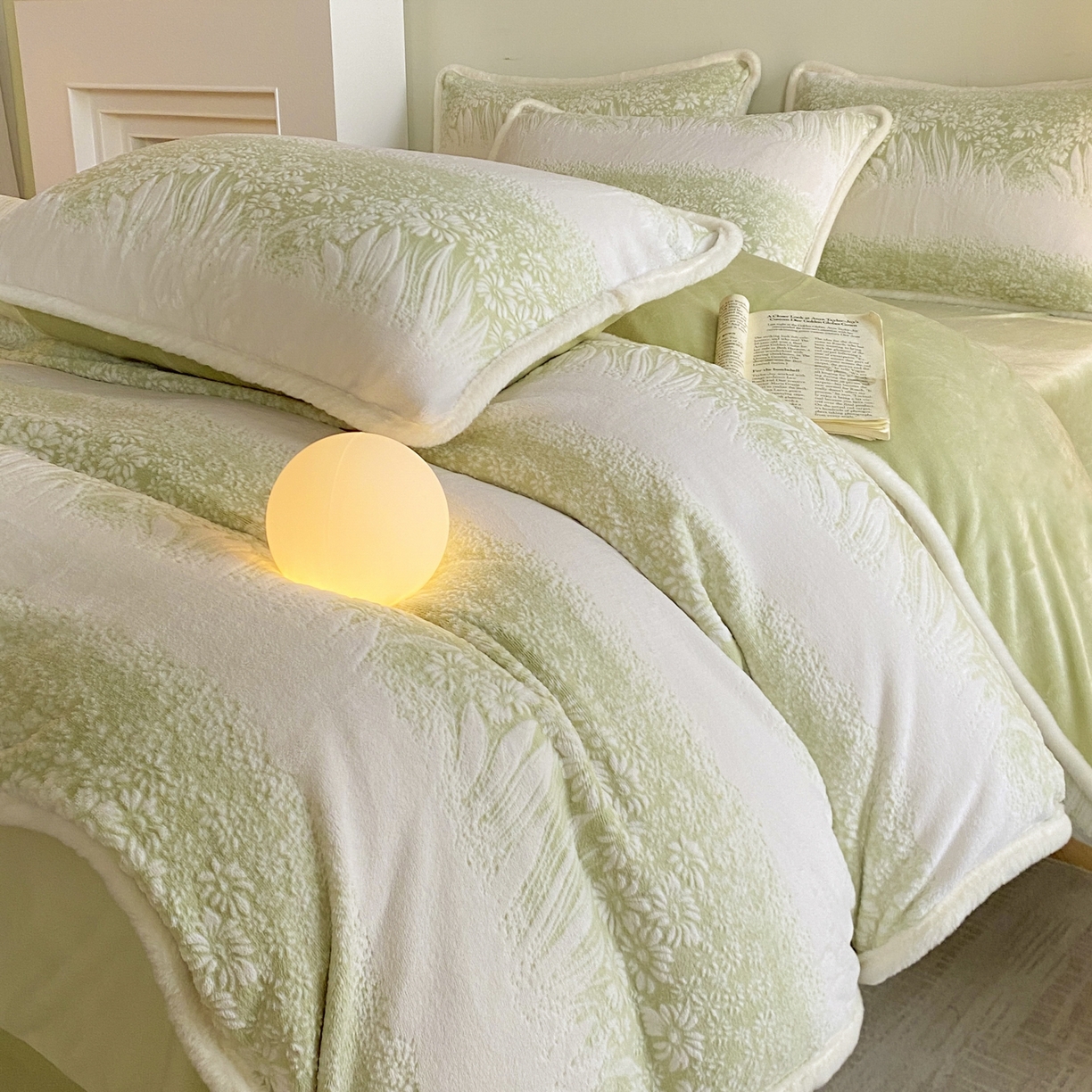 绘萱家居 2025新款爆款高密消光包边雕花牛奶绒四件套立体5D 山间花丛-绿