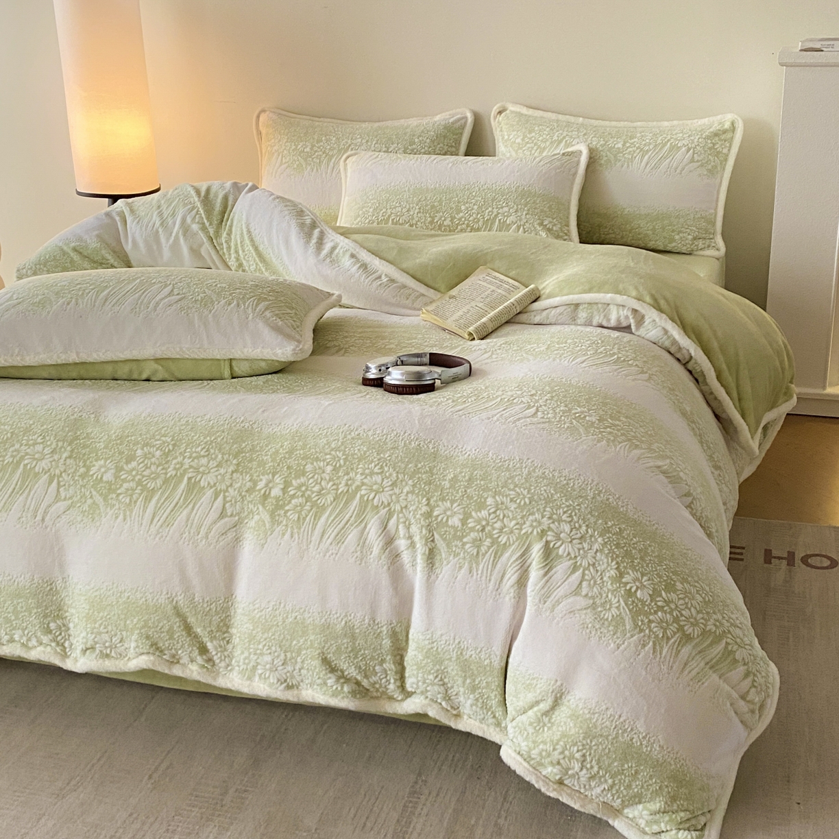 91家纺网 家纺一手货源 找家纺 绘萱家居 2025新款爆款高密消光包边雕花牛奶绒四件套立体5D 山间花丛-绿