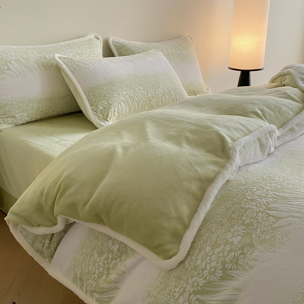 91家纺网 家纺一手货源 找家纺 绘萱家居 2025新款爆款高密消光包边雕花牛奶绒四件套立体5D 山间花丛-绿