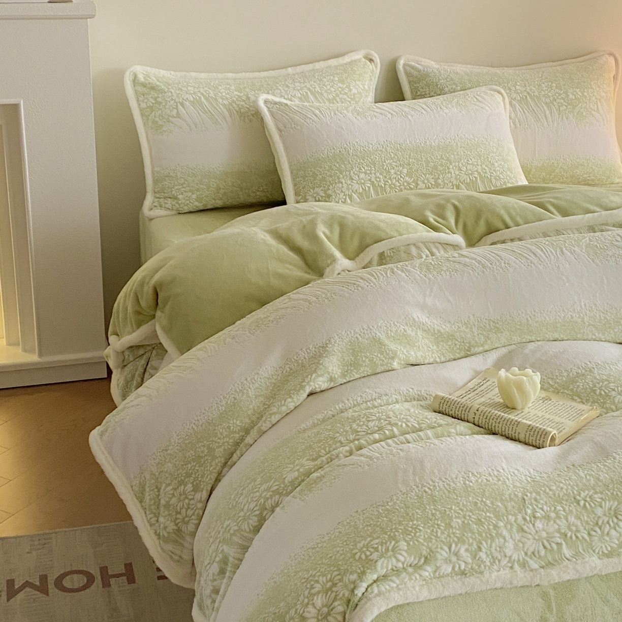 91家纺网 家纺一手货源 找家纺 绘萱家居 2025新款爆款高密消光包边雕花牛奶绒四件套立体5D 山间花丛-绿